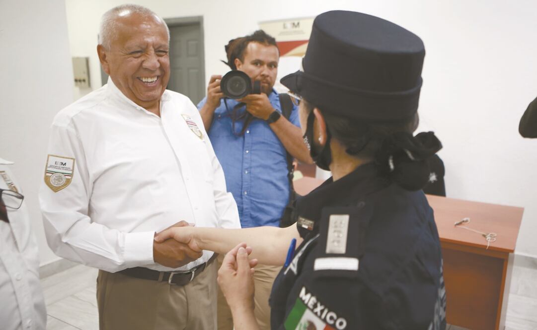 Pese a estar vinculado a proceso, el comisionado del Instituto Nacional de Migración (INM) realiza una presentación pública esta mañana.
.
Hizo un recorrido por la Aduana del puente internacional.
El espacio vendría· a sustituir la estación donde murieron 40 extranjeros. Foto: Christian Torres / EL UNIVERSAL