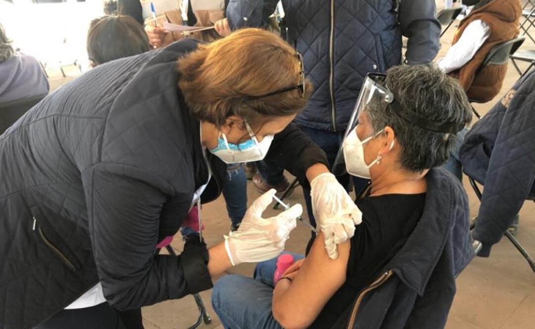 Abuelitos y familiares madrugan por vacuna contra Covid-19 en Coacalco