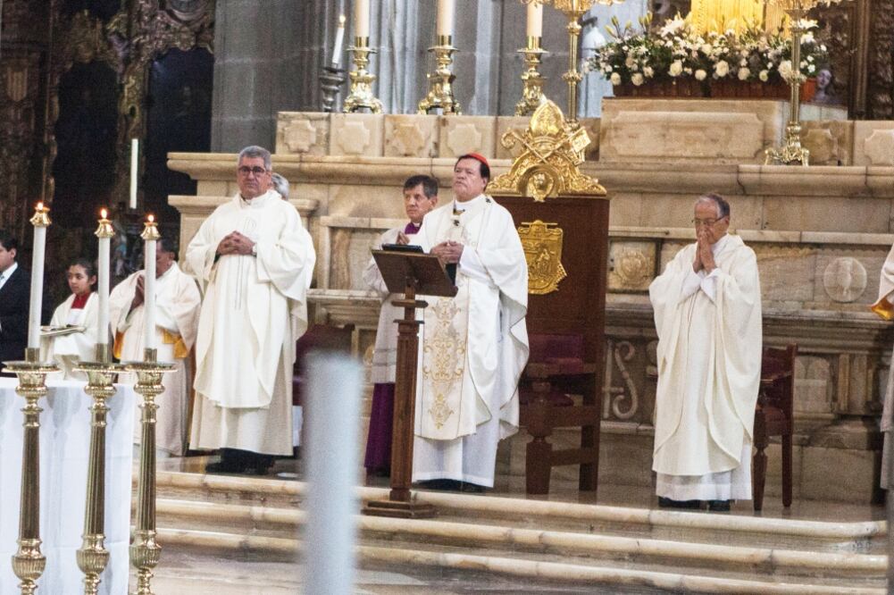 El cardenal Norberto Rivera oficia misa en la Catedral Metropolitana al tiempo que La Arquidiócesis de México cuestionó si la iniciativa presidencial sobre el matrimonio entre personas del mismo sexo es para beneficio de los mexicanos (CRISTOPHER ROGEL)