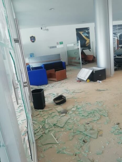 Normalistas vandalizan inmuebles en la ciudad de Oaxaca durante marcha; hay tres heridos