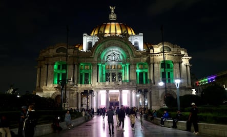 FOTOS: Inicia la fiesta mundialista en la CDMX; iluminan de color verde edificios y monumentos