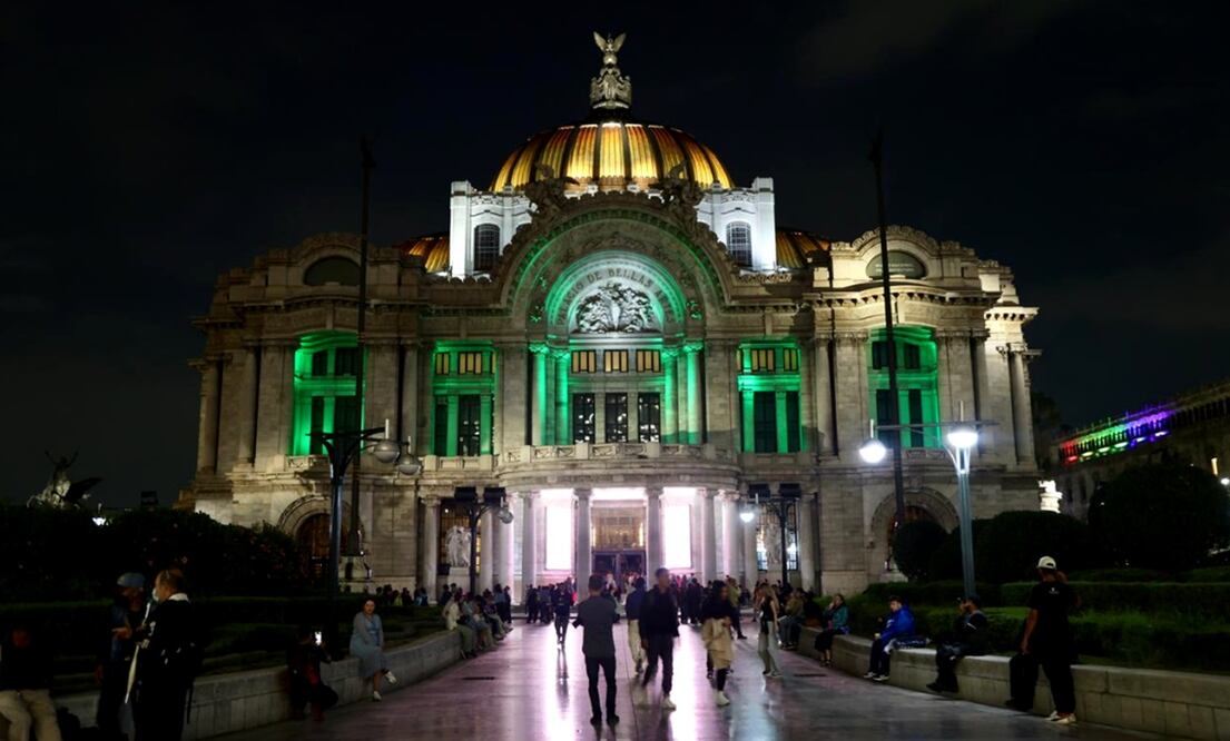 Edificios y monumentos de la Ciudad de México son iluminados de color verde por el inicio de la cuenta regresiva del Mundial de futbol 2026, el miércoles 11 de junio de 2025, que se inaugurará dentro de un año en el estadio Azteca. Foto: Valente Rosas/EL UNIVERSAL