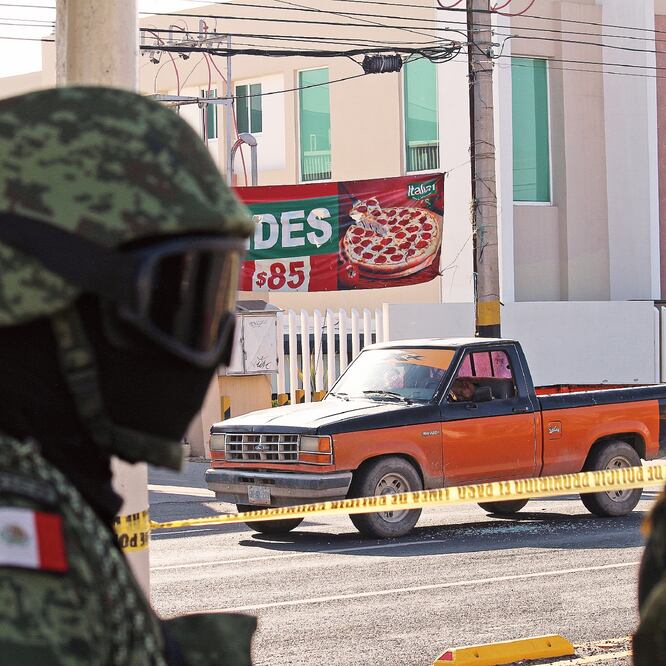 En la camioneta del comandante Sergio Morales Casas quedaron marcados los impactos de bala en la carrocería y cristales. ALEJANDRO ROJAS. CUARTOSCURO