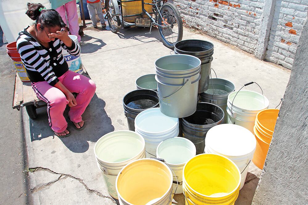 Las dependencias correspondientes deberán priorizar el suministro de un mínimo indispensable para uso personal y doméstico (ARCHIVO. EL UNIVERSAL)