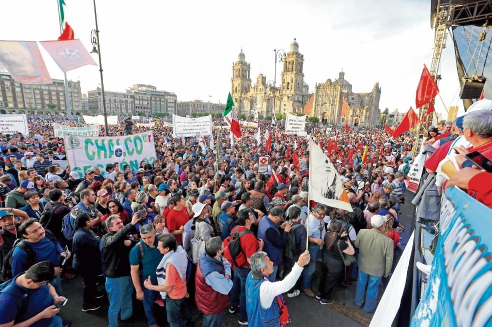 Organizaciones obreras, campesinas y sociales marcharon del Ángel de la Independencia a la Plaza de la Constitución, en el Zócalo de la Ciudad de México. (IRVIN OLIVARES. EL UNIVERSAL)