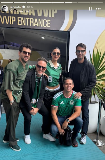 Renata Notni con colegas en la inauguración del Mundial en CDMX.