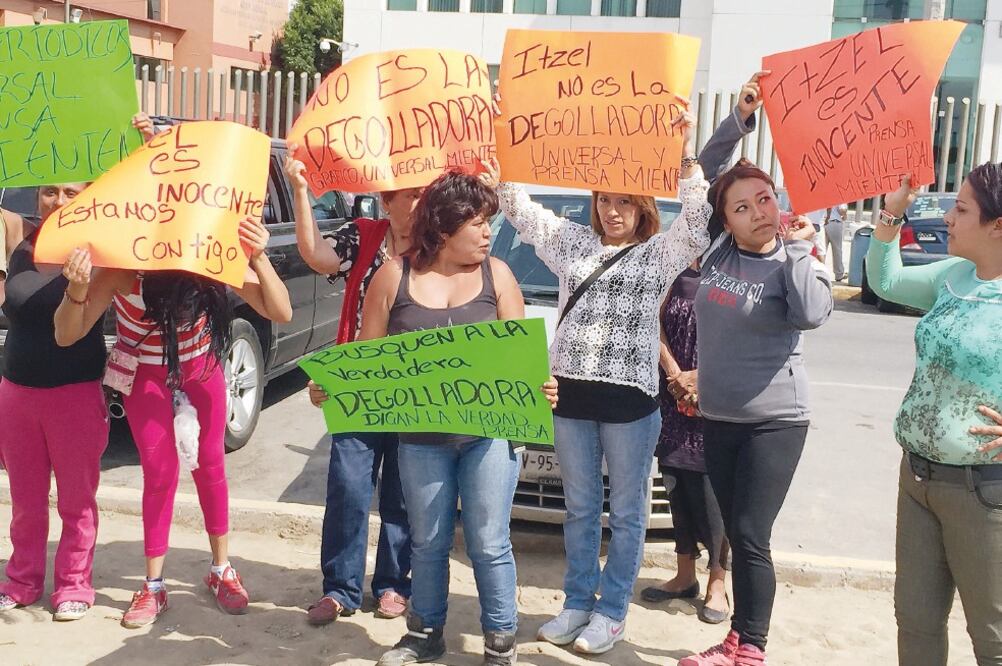 Afuera del penal Neza Bordo familiares y amigos gritaban consignas de apoyo a Itzel Nayeli, acusada de ser 'La Degolladora' (EMILIO FERNÁNDEZ. EL UNIVERSAL)