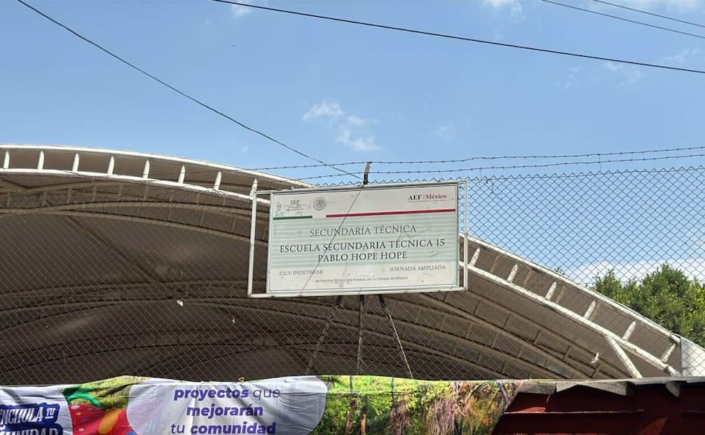 Elementos de SSC acuden a secundaria de Azcapotzalco por reporte de estudiante con presunta arma de fuego; no hay lesionados.
Foto: Juan Carlos Williams.