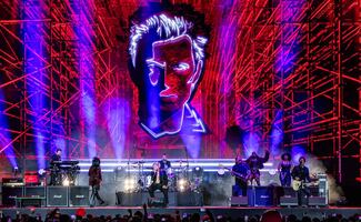 Con todo y lesión, Billy Idol ofrece concierto en el Estadio Alfredo Harp Helú; le festejaron su cumpleaños 70 