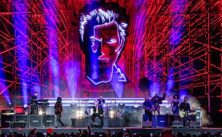 Con todo y lesión, Billy Idol ofrece concierto en el Estadio Alfredo Harp Helú; le festejaron su cumpleaños 70