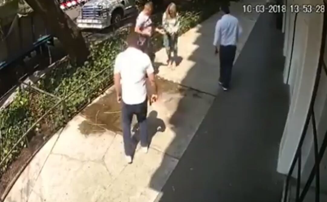 Uno de los atacantes saca de su pantalón una pistola y amenaza a las víctimas para que entreguen sus cosas de valor. (Foto: Especial )