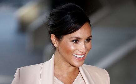 Meghan Markle se adelanta primavera con look monocromático