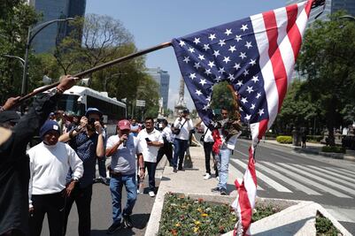 Día del Trabajo. Queman bandera de EU frente a embajada en CDMX