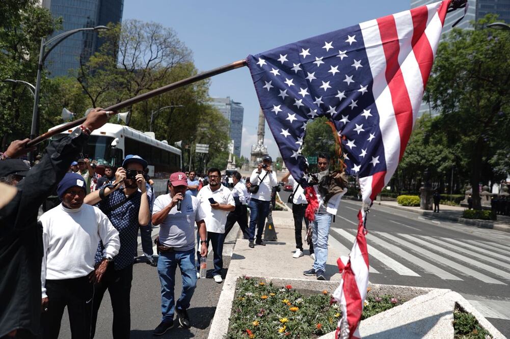 La bandera fue quemada frente a la embajada de EU en protesta por las “políticas racistas y opresoras” del presidente Donald Trump (Foto: Iván Stephens / EL UNIVERSAL)