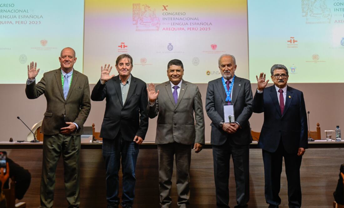 De izquierda a derecha: Luis García Montero, director del Instituto Cervantes; Victor Hugo Rivera, alcalde de Arequipa; y Santiago Muñoz Machado, director de la Real Academia Española.
Foto: CILE Arequipa, cortesía