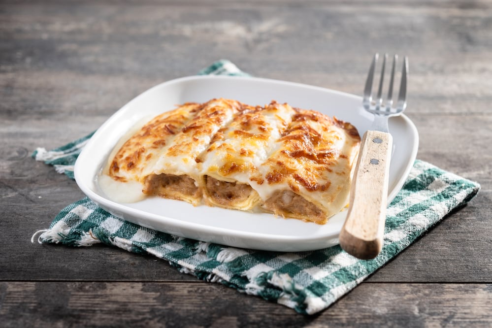 Receta de enchiladas suizas cremosas con queso derretido, perfectas para preparar en casa con sabor auténtico. Foto: Freepik