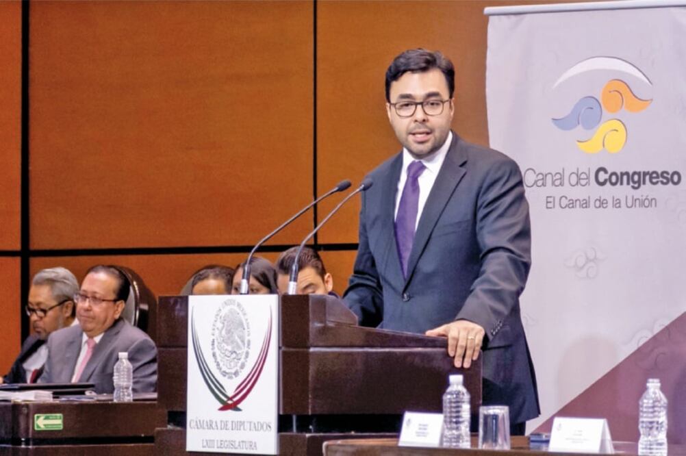 Gabriel Contreras entregó al Congreso la concesión de uso público para utilizar el espectro radioeléctrico para la prestación del servicio público de TV mediante el canal 45 (CORTESÍA)