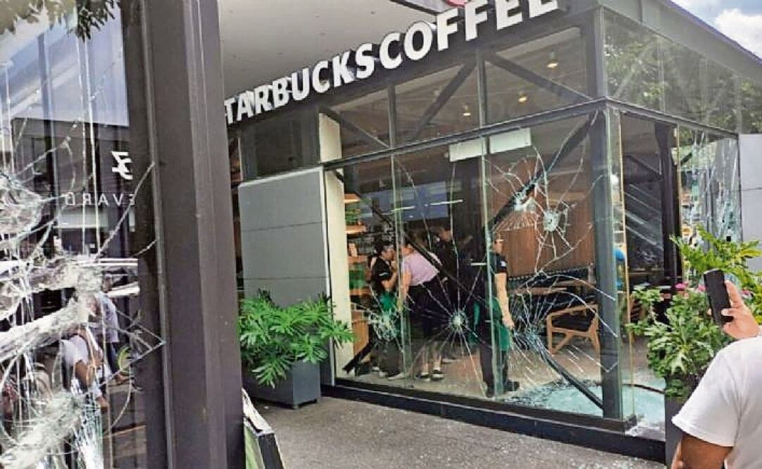 Estudiantes causaron destrozos y vandalizaron comercios, bancos y espacios en la vía pública. Foto: Especial