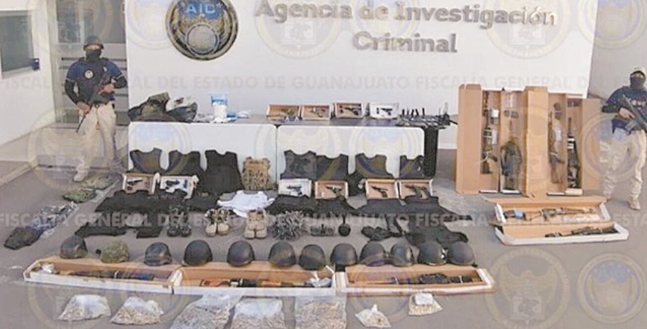 Durante el cateo a dos casas de seguridad en Irapuato, autoridades ministeriales decomisaron armas de fuego largas y cortas, así como drogas. Foto: ESPECIAL