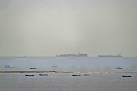 Barcos pesqueros y buques de carga, por el golfo Pérsico hacia el estrecho de Ormuz, frente a costas de los Emiratos Árabes Unidos.  Foto: AP