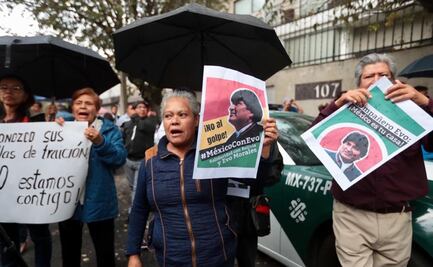 "¡No al golpe!", gritan mexicanos frente a la embajada de Bolivia