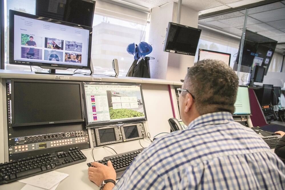 INE personnel monitoring information – Photo: Germán/EL UNIVERSAL