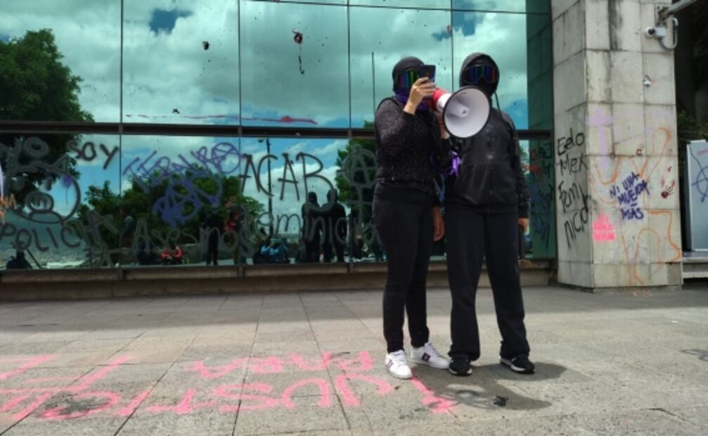 Feministas se manifiestan en Fiscalía de Tlalnepantla; exigen justicia por feminicidio de Fernanda