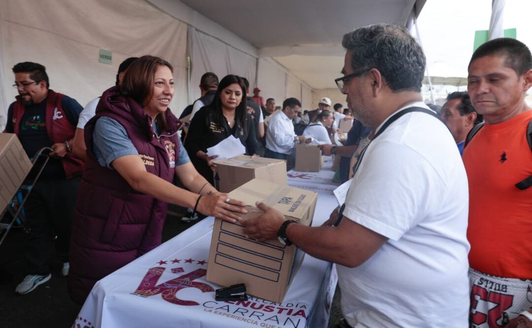 Alcaldesa de Venustiano Carranza, Evelyn Parra, entregó despensas a familias vulnerables de la demarcación. Foto: Especial