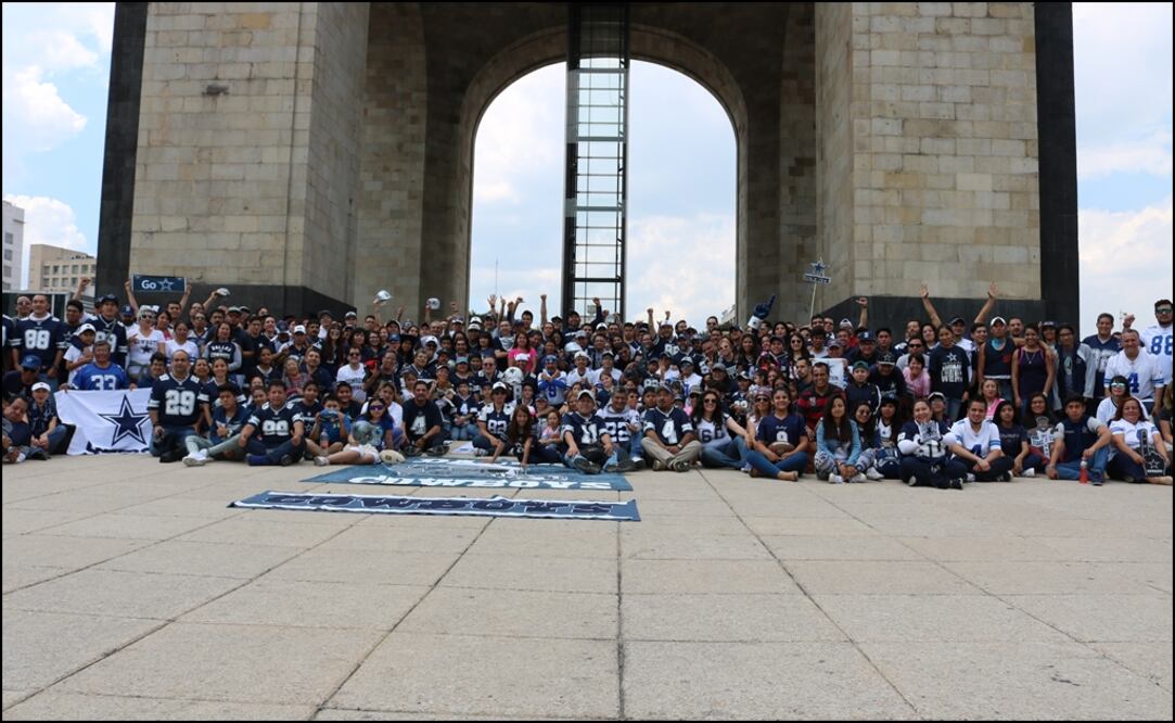 Especial. Seguidores mexicanos de los "vaqueros" reunidos en el Monumento a la Revolución en la Ciudad de México