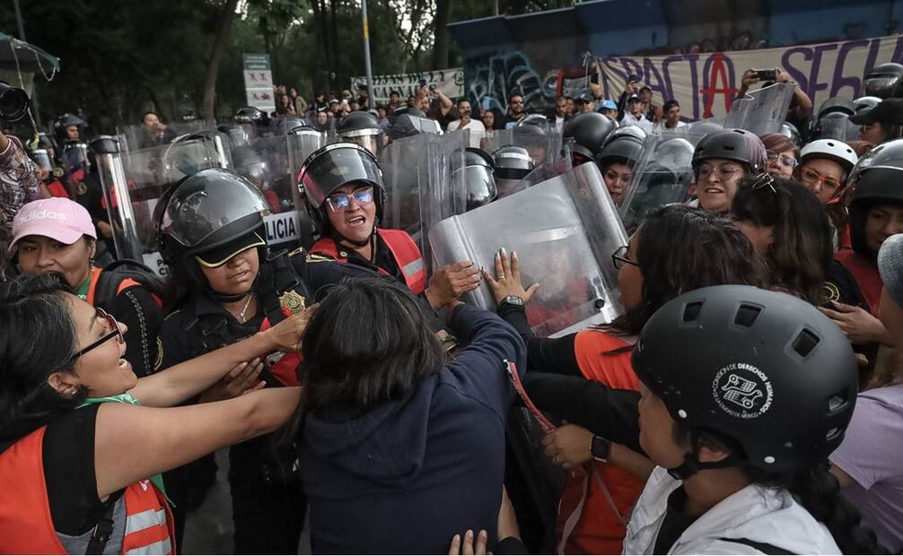 Confrontación entre manifestantes y cuerpos policiales durante la marcha por el aborto legal. Foto: Yaretzy M. Osnaya / EL UNIVERSAL