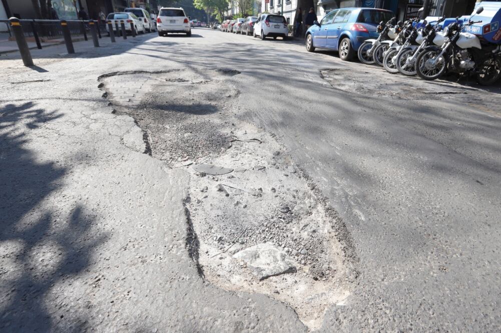 En la calle de Hamburgo siguen apareciendo baches que afectan el tránsito de los automóviles, por lo que la Agrupación de Comerciantes de la Zona Rosa (Acozoro) pidió que por lo menos se asfalten las vialidades que están más deterioradas (BERENICE FRAGOS)