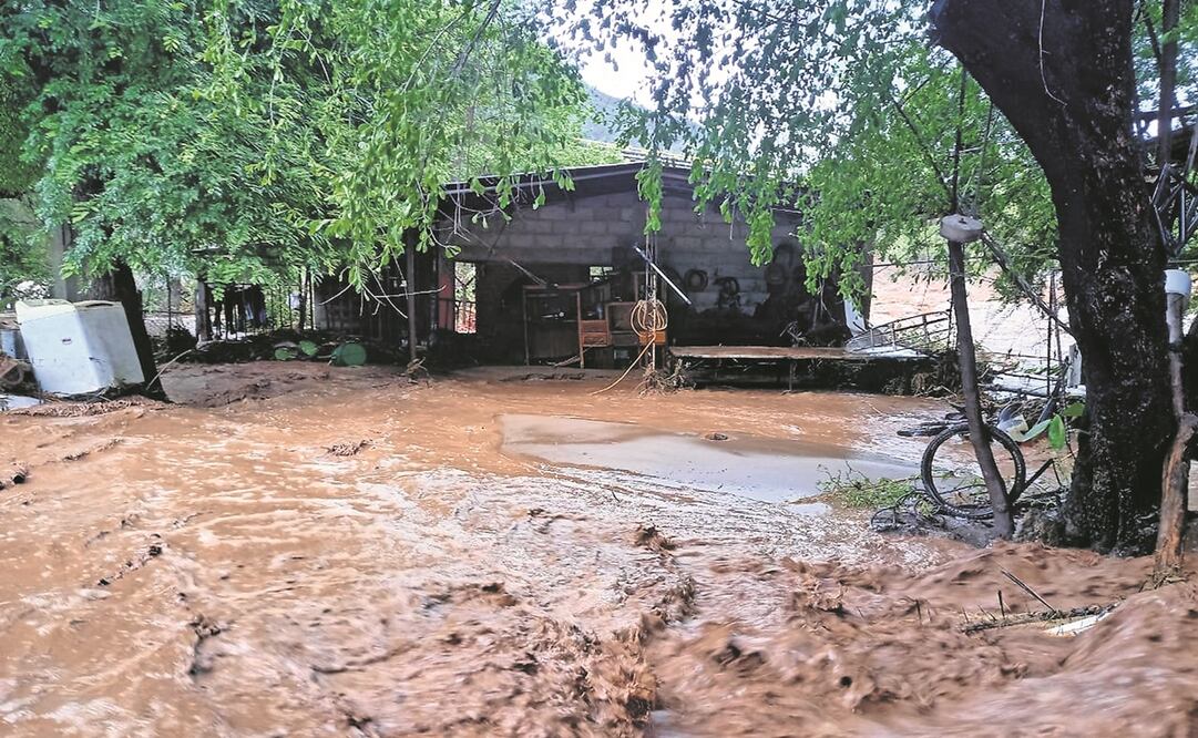 Varios municipios de la costa de Michoacán resultaron con inundaciones tras el paso del huracán Rick. Foto: Carlos Arrieta. EL UNIVERSAL