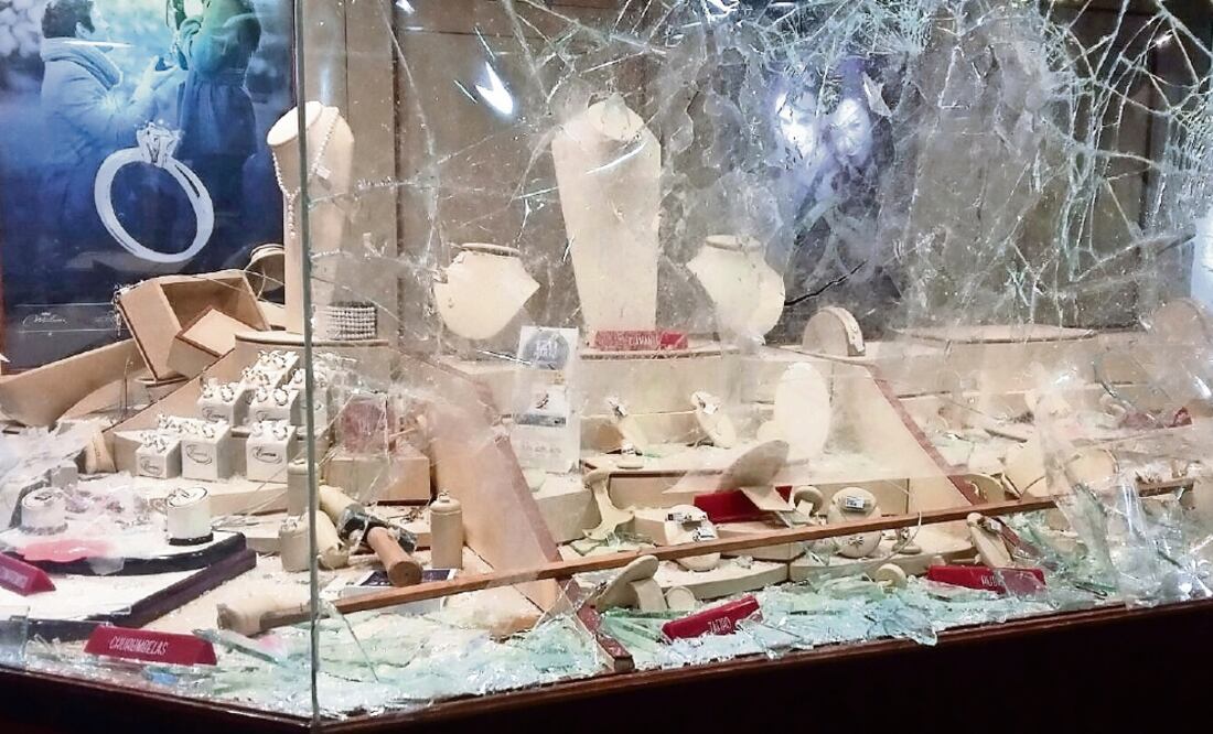 El robo quedó registrado en las cámaras de seguridad del negocio; sin embargo, sus rostros no fueron captados con claridad, debido a que usan gorras y lentes (CORTESÍA)