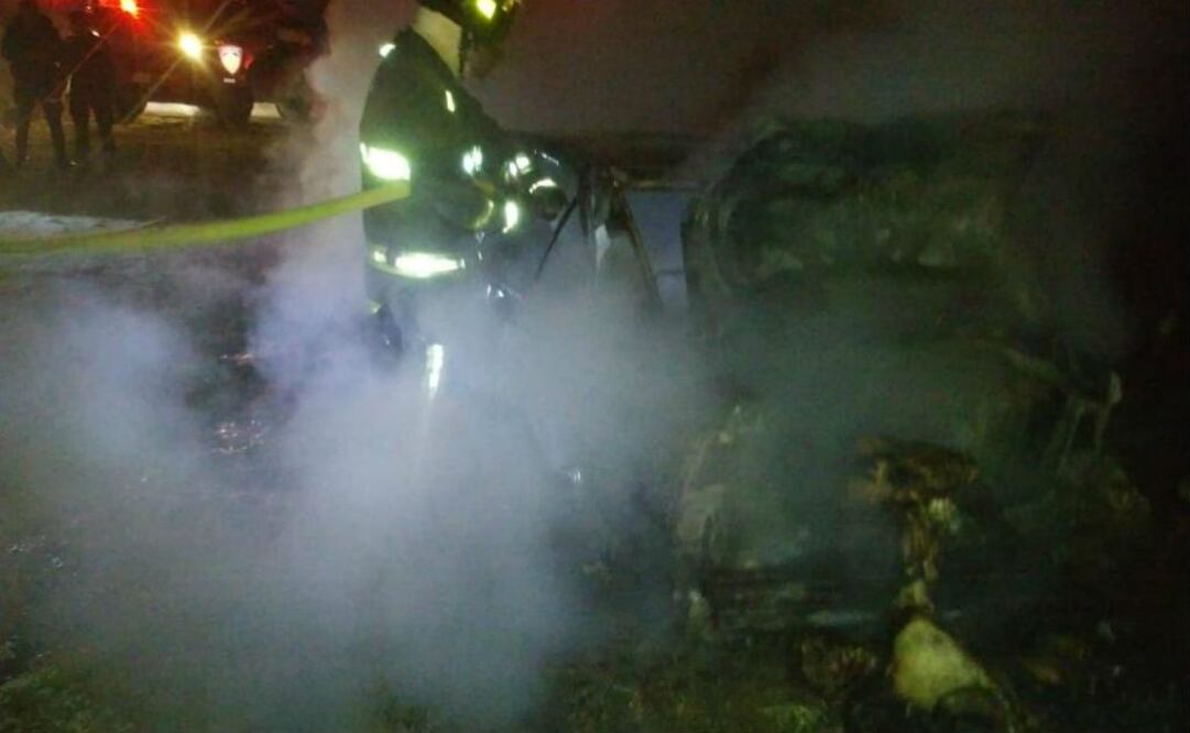 El vehículo tipo Jetta, color azul marino, con placas de circulación de la Ciudad de México, se localizó en el lugar conocido como barrio Ojua, en el municipio de El Arenal. Foto: ESPECIAL/ EL UNIVERSAL