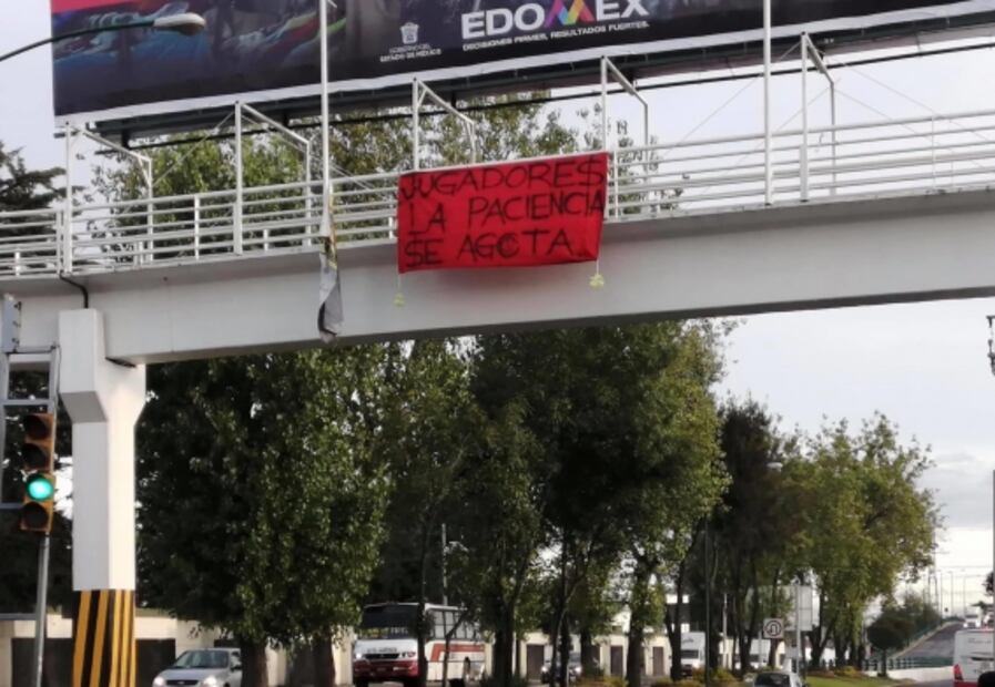 Recriminan con mantas el mal paso del Toluca