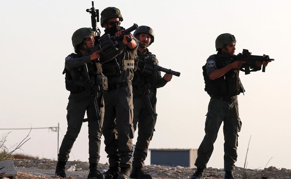 Militares israelíes patrullan la aldea palestina de Tell, en la Cisjordania ocupada, un día después de enfrentamientos entre pobladores y colonos que dejaron cuatro palestinos muertos, según autoridades locales (25/07/2026). Foto: AFP