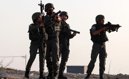 Militares israelíes patrullan la aldea palestina de Tell, en la Cisjordania ocupada, un día después de enfrentamientos entre pobladores y colonos que dejaron cuatro palestinos muertos, según autoridades locales (25/07/2026). Foto: AFP
