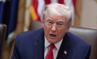 Trump ordena reabrir el espacio aéreo de Venezuela; anuncio llega tras conversar con Delcy Rodríguez