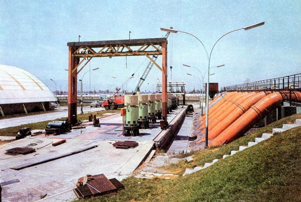 Una toma de inicios de los años sesenta en la que se aprecia el interior de la planta de bombas de la sustitución del Canal de Miramontes. Crédito: D.D.F.
