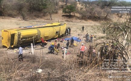 Volcadura de autobús de pasajeros en Puebla deja 3 muertos y 16 heridos