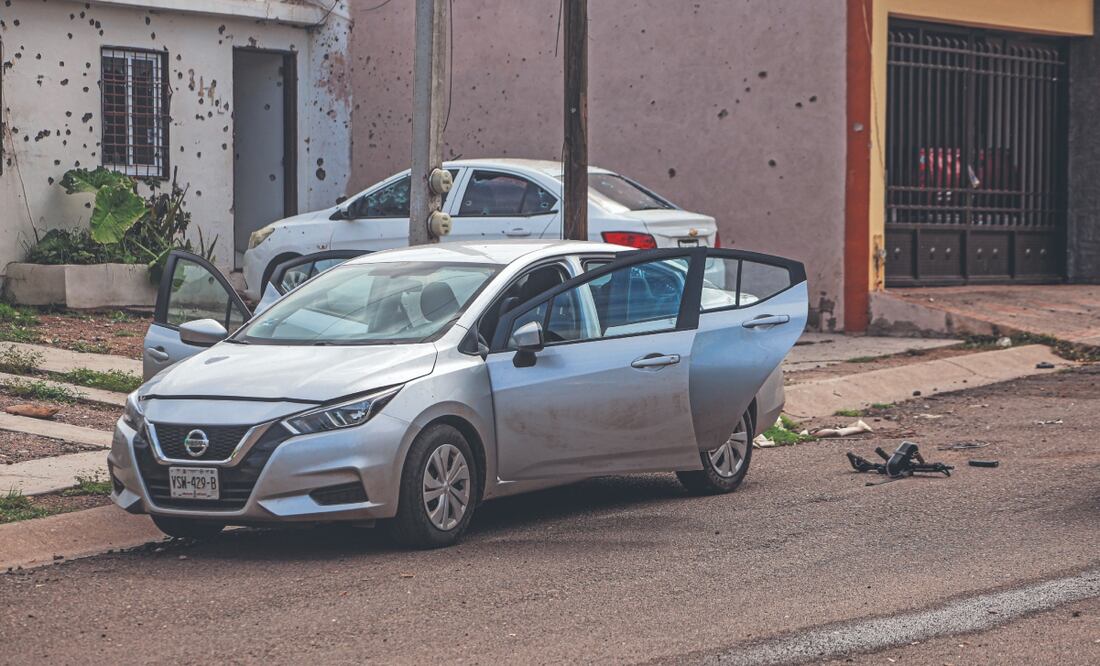 Una intensa balacera se registró en el sur poniente de Culiacán, donde los daños fueron visibles en una vivienda y un vehículo estacionado. Foto Especial