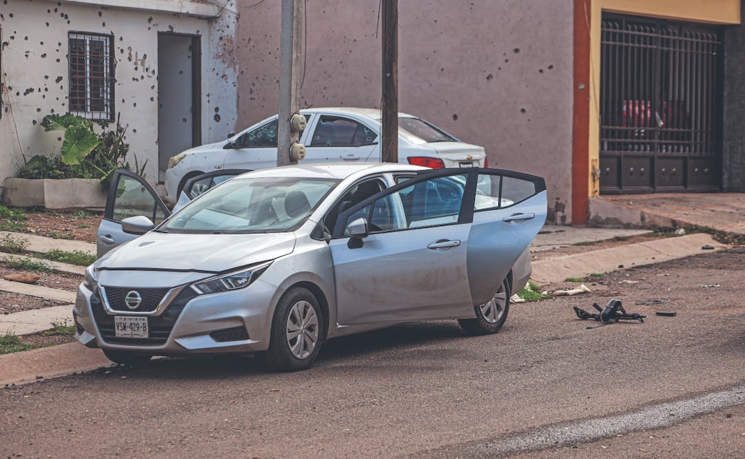 Una intensa balacera se registró en el sur poniente de Culiacán, donde los daños fueron visibles en una vivienda y un vehículo estacionado. Foto Especial