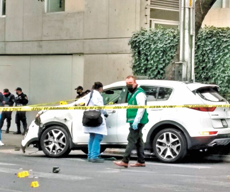 La víctima, que fue identificado como Daniel Miranda, de 49 años, fue alcanzado por los disparos en el semáforo del cruce de la calle de Castañeda y anillo Periférico Sur, en la alcaldía Benito Juárez. Foto: CUARTOSCURO