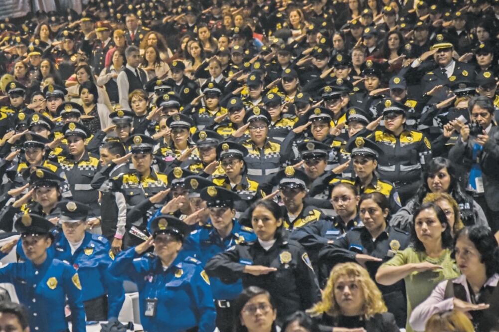 Durante el evento, el secretario de Seguridad capitalino reveló que 22% de los 89 mil elementos que pertenecen a la dependencia son mujeres, y más de 12 mil agentes son mamás. (CUARTOSCURO)