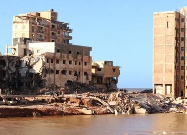 En Libia dividen ciudad inundada de Derma para contener posibles brotes de enfermedades