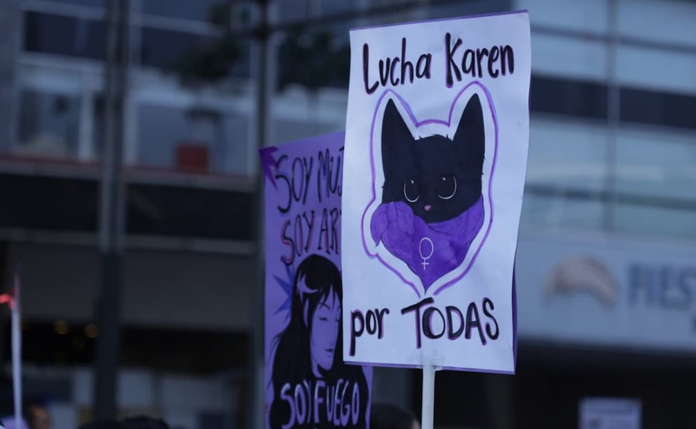 Carteles y consignas durante la marcha por el Día Internacional de la Mujer en la CDMX este domingo 8 de Marzo de 2026. Foto: Fernanda Rojas/ EL UNIVERSAL