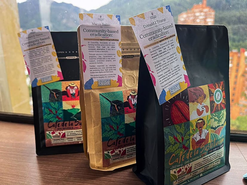 Fotografía cedida por la oficina de Sustitución de Cultivos de Uso Ilícito de Colombia que muestra bolsas de café colombiano, regalos que llevará el presidente Gustavo Petro a su homólogo de Estados Unidos, Donald Trump. FOTO: EFE