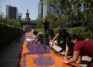 Colectivos feministas colocan ofrenda en la Glorieta de las Mujeres que Luchan