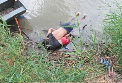 La historia detrás de la foto de los migrantes muertos