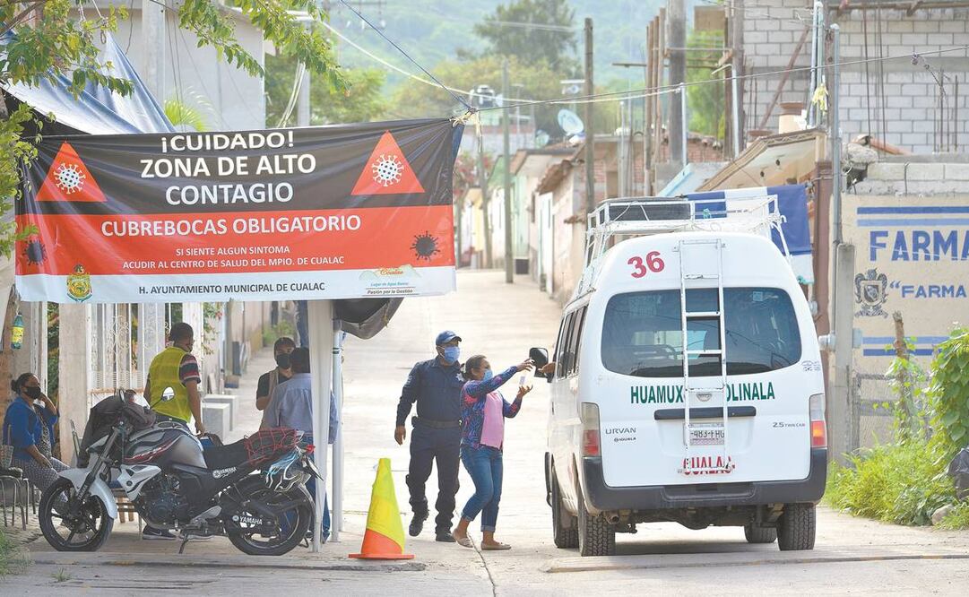 Los encargados de los retenes de revisión en Cualác están activos de día y de noche: registran a cada persona que entra y sale, proporcionan gel antibacterial a los conductores y sanitizan los automóviles. Foto: SALVADO CISNEROS. EL UNIVERSAL